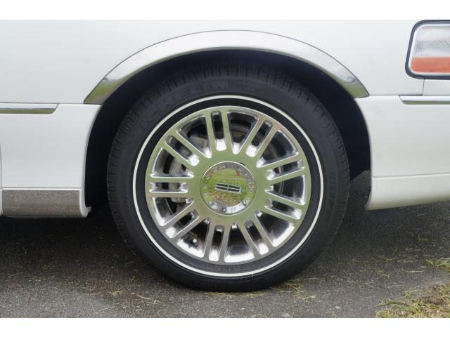 Lincoln Town Car 2011 photo 3