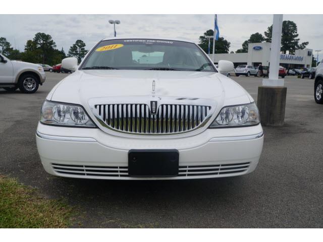 Lincoln Town Car 2011 photo 4