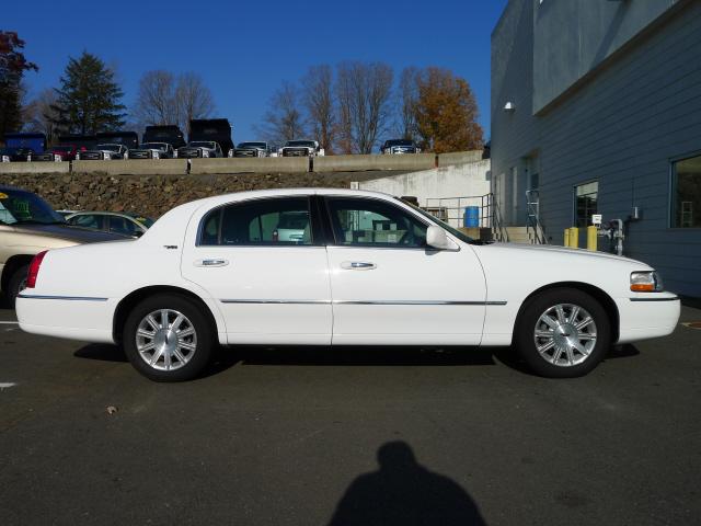 Lincoln Town Car 2011 photo 1
