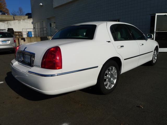 Lincoln Town Car 2011 photo 2