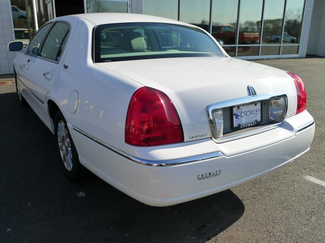 Lincoln Town Car 2011 photo 4