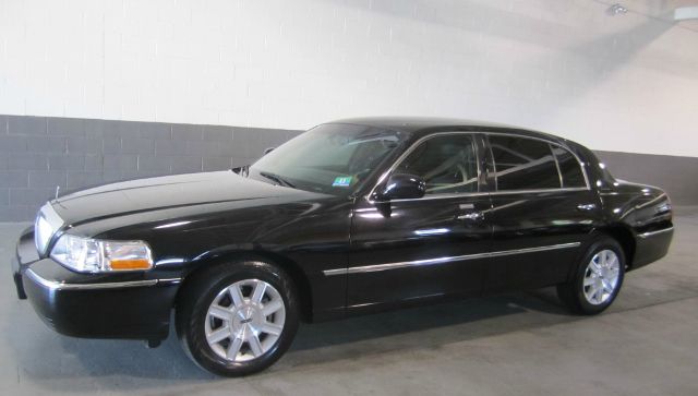 Lincoln Town Car 2011 photo 3