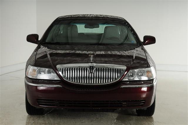 Lincoln Town Car 2011 photo 1