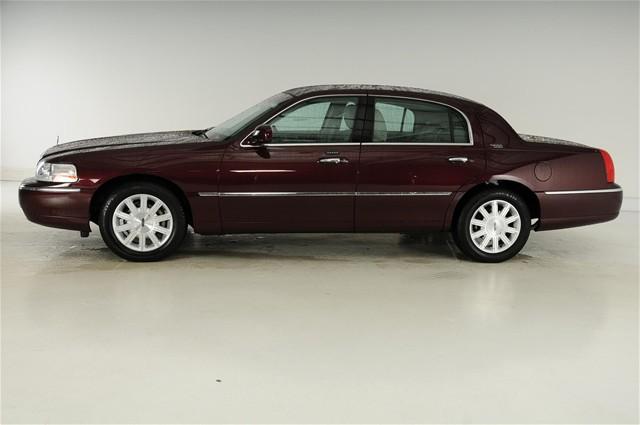 Lincoln Town Car 2011 photo 2