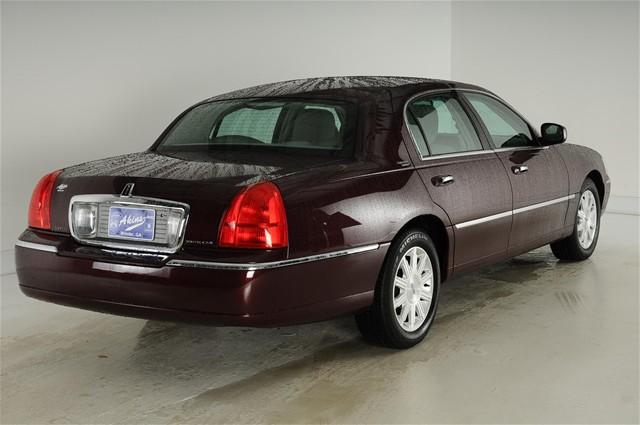 Lincoln Town Car 2011 photo 3