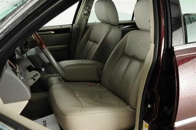 Lincoln Town Car 2011 photo 4