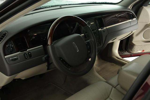 Lincoln Town Car 2011 photo 5