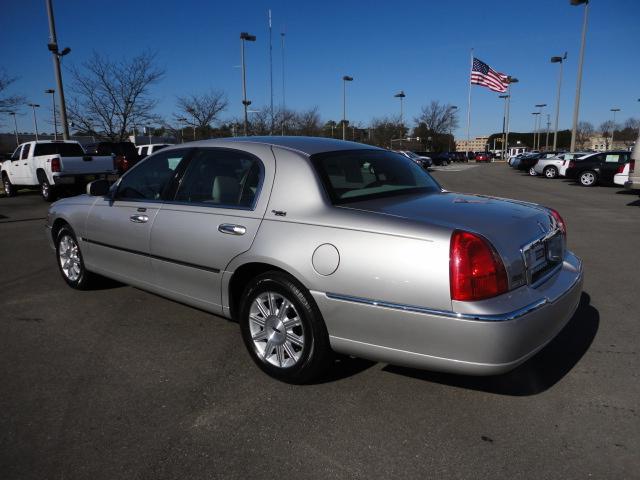 Lincoln Town Car 2011 photo 1