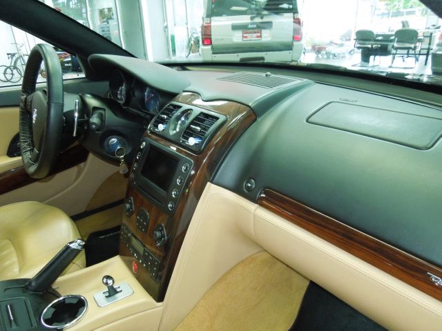 Maserati Quattroporte 2005 photo 19