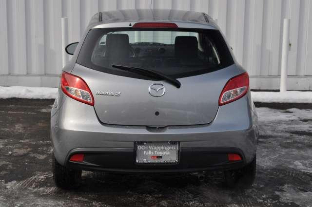 Mazda 2 2011 photo 3