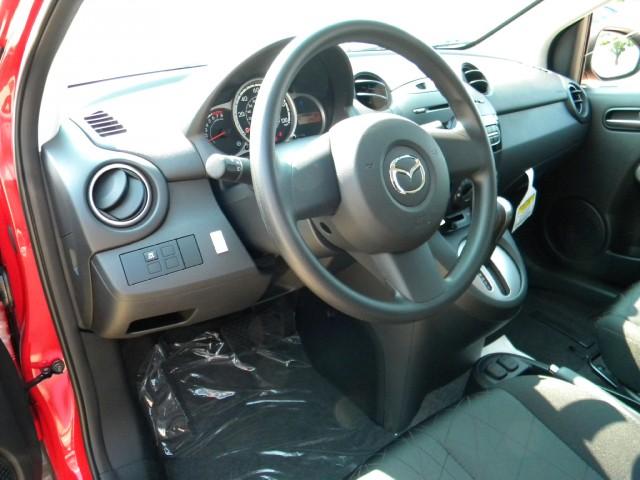 Mazda 2 2011 photo 2