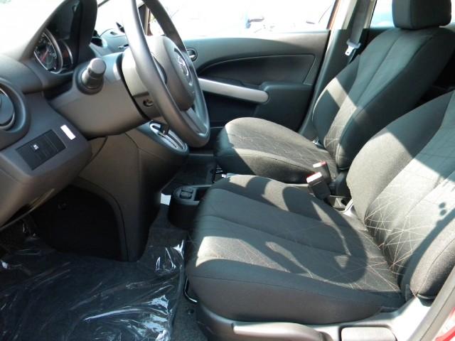 Mazda 2 2011 photo 3