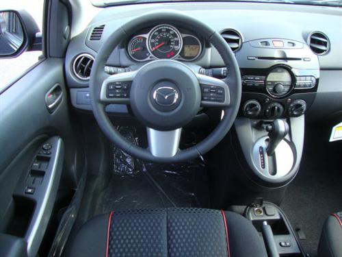 Mazda 2 2011 photo 1