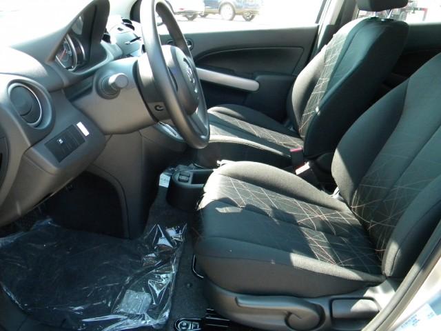 Mazda 2 2011 photo 2