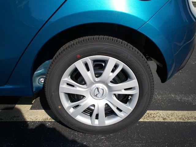 Mazda 2 2011 photo 4