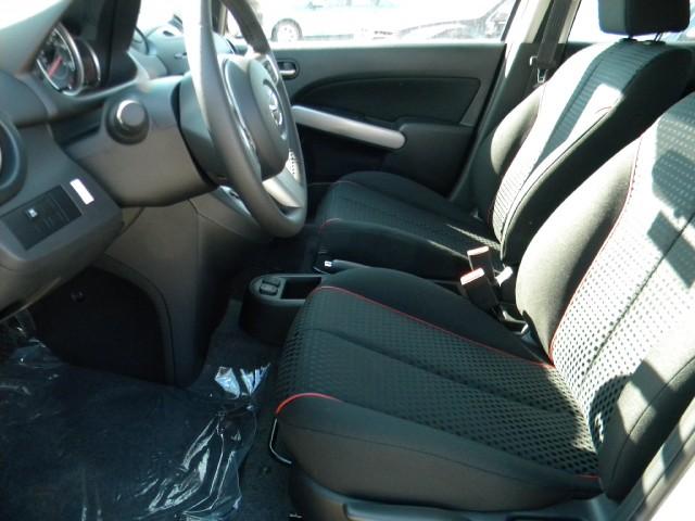 Mazda 2 2011 photo 2