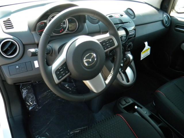 Mazda 2 2011 photo 3