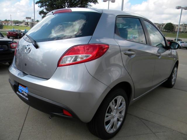 Mazda 2 2011 photo 1
