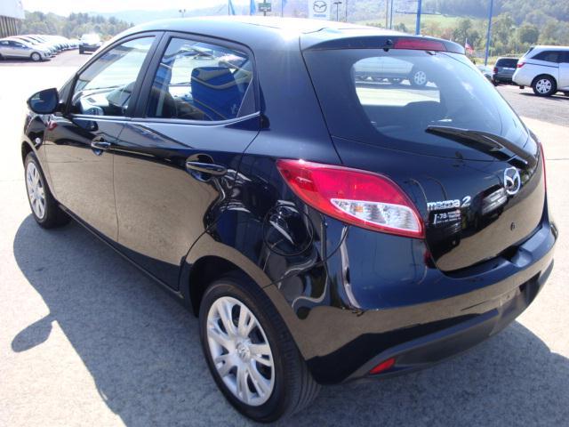 Mazda 2 2011 photo 3
