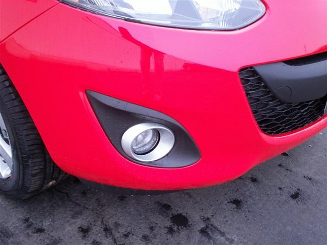 Mazda 2 2011 photo 3