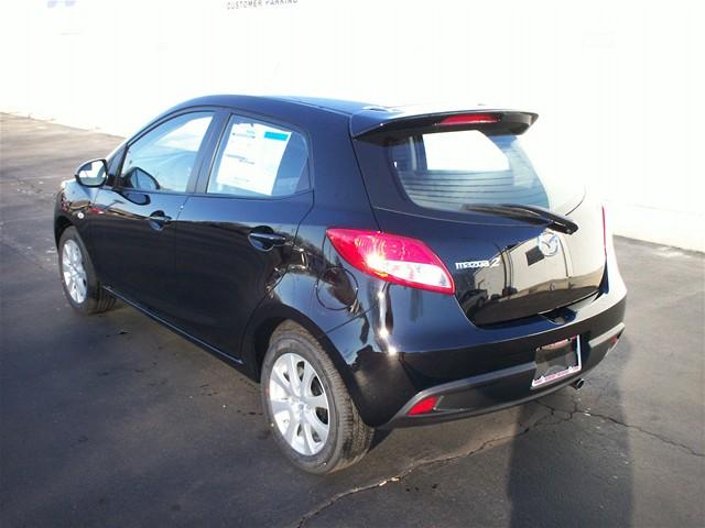 Mazda 2 2011 photo 3