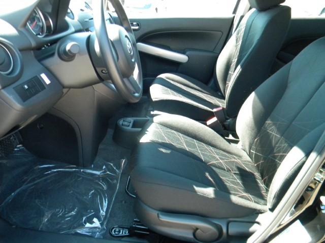 Mazda 2 2011 photo 2