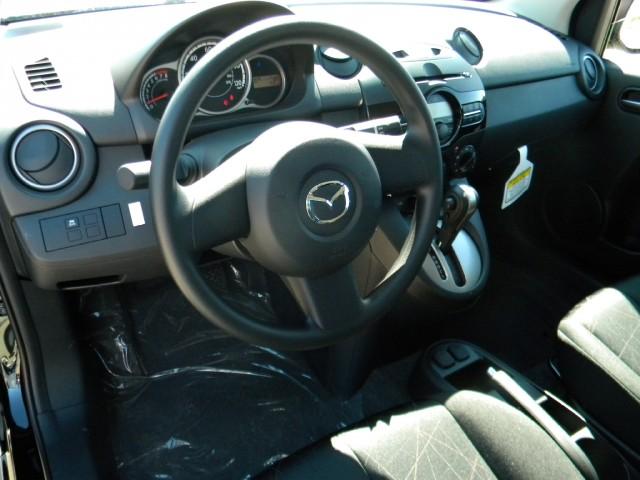 Mazda 2 2011 photo 3