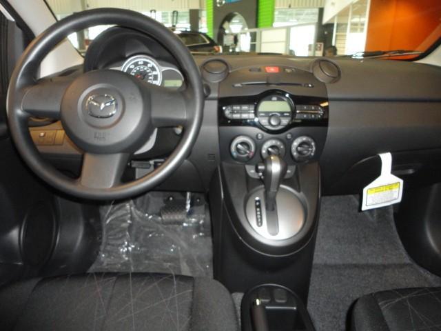Mazda 2 2011 photo 2
