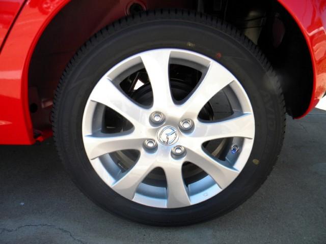 Mazda 2 2011 photo 3