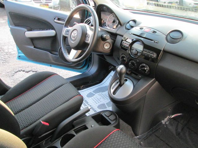 Mazda 2 2011 photo 2