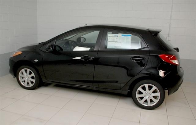 Mazda 2 2011 photo 3