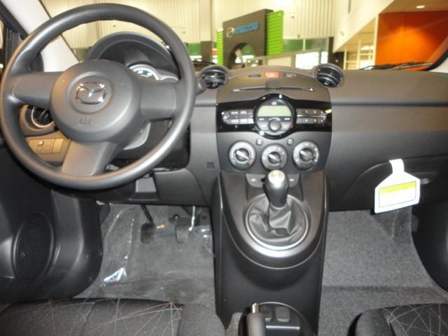 Mazda 2 2011 photo 2