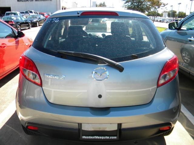 Mazda 2 2011 photo 2