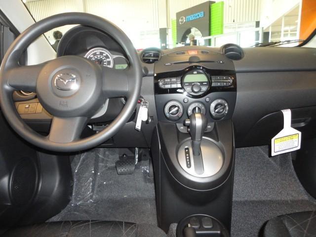 Mazda 2 2011 photo 2