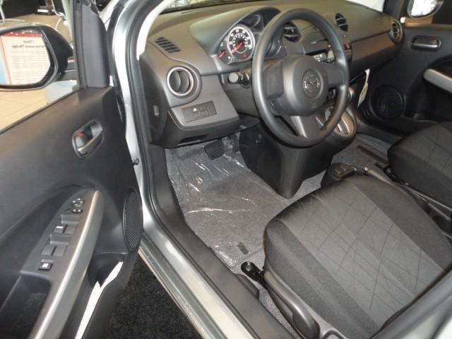 Mazda 2 2011 photo 3