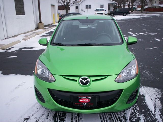 Mazda 2 2011 photo 2