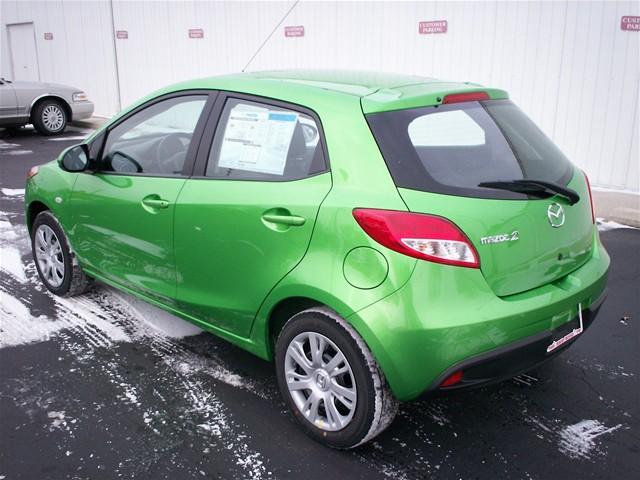 Mazda 2 2011 photo 3