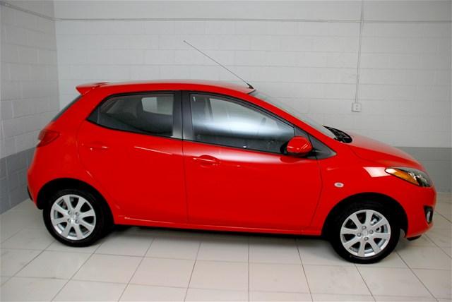 Mazda 2 2011 photo 2