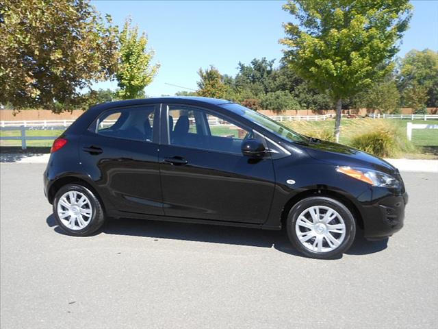 Mazda 2 2012 photo 2