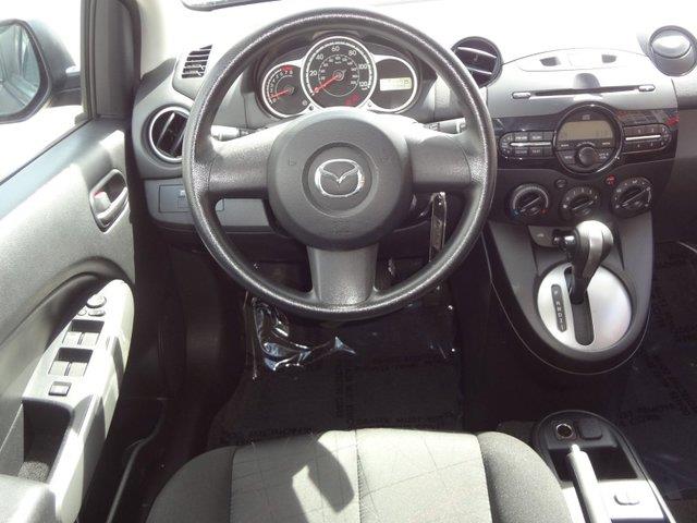 Mazda 2 2012 photo 2