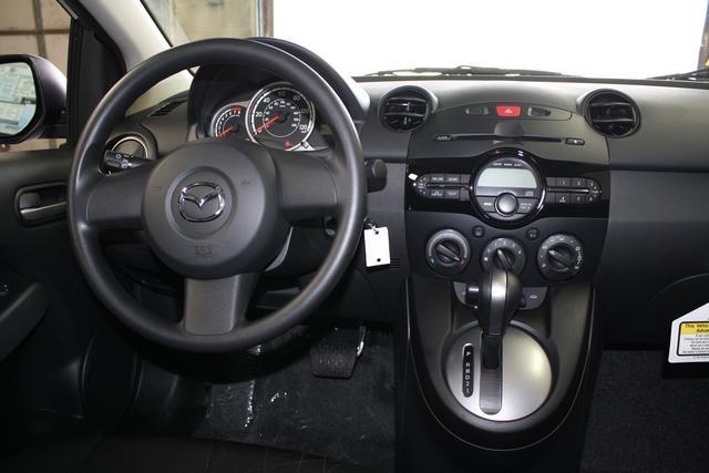 Mazda Mazda2 2014 photo 2