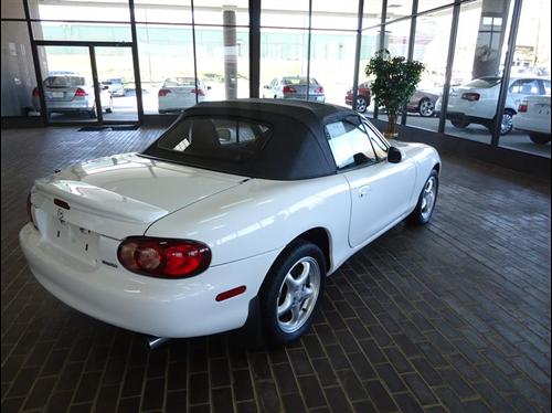 Mazda MX-5 Miata 2002 photo 2
