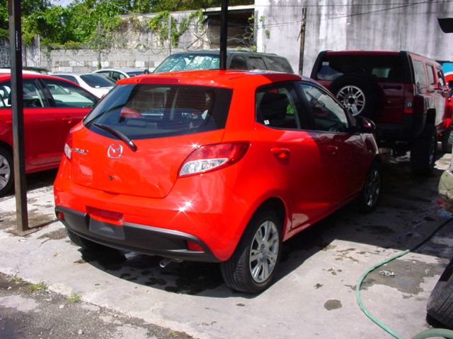 Mazda Mazda2 2013 photo 2