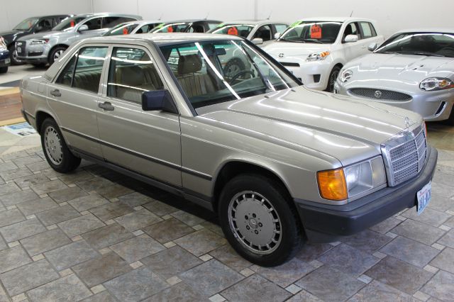 Mercedes-Benz 190 1985 photo 1