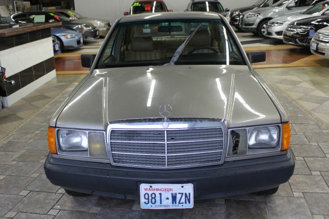 Mercedes-Benz 190 1985 photo 2