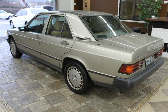 Mercedes-Benz 190 1985 photo 3