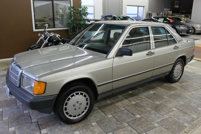 Mercedes-Benz 190 1985 photo 4