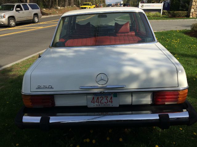 Mercedes-Benz 230 1976 photo 2