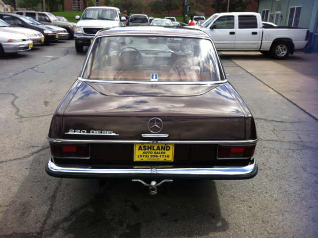 Mercedes-Benz 240 1969 photo 14