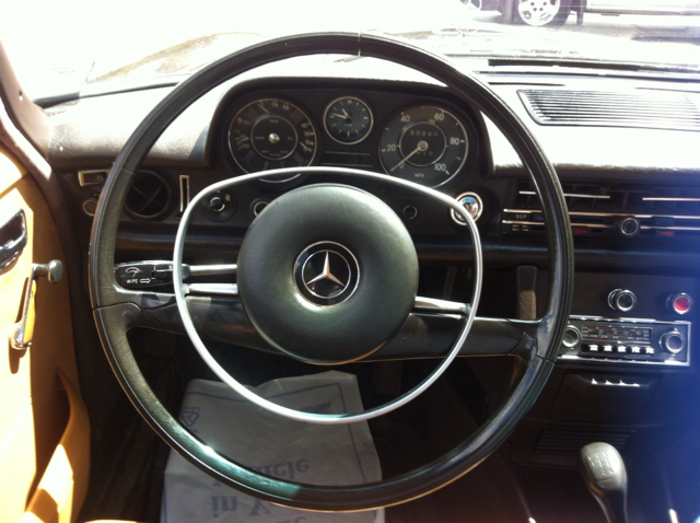 Mercedes-Benz 240 1969 photo 2